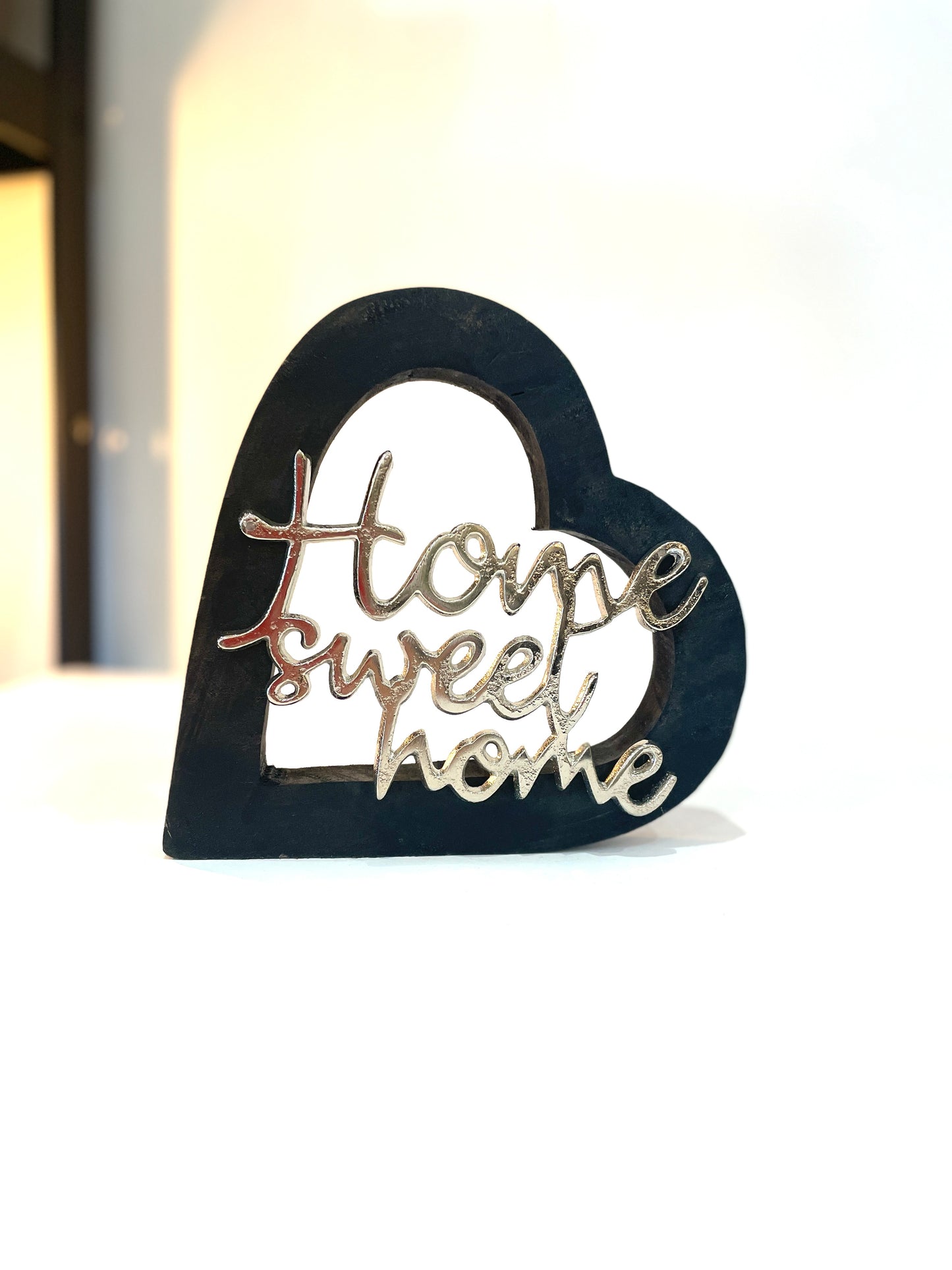 Ornament Home sweet home mit schwarzem Herz aus Holz